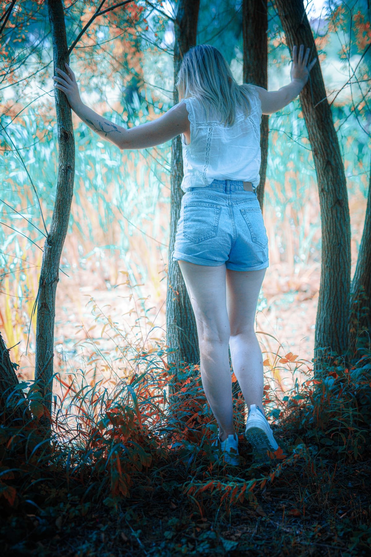 Portrait artistique en forêt, ambiance colorée
